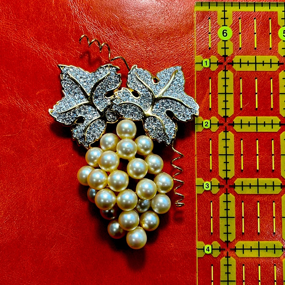 Swarovski crystal, pearl and grape cluster brooch - Picture 2 of 5